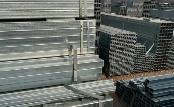 山东镀锌方管是以热轧或冷轧镀锌带钢或镀锌卷板为坯料